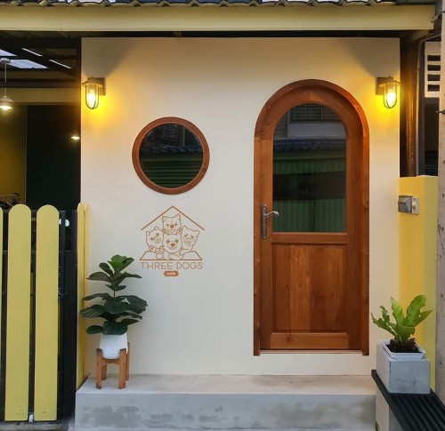Three Dogs Cafe